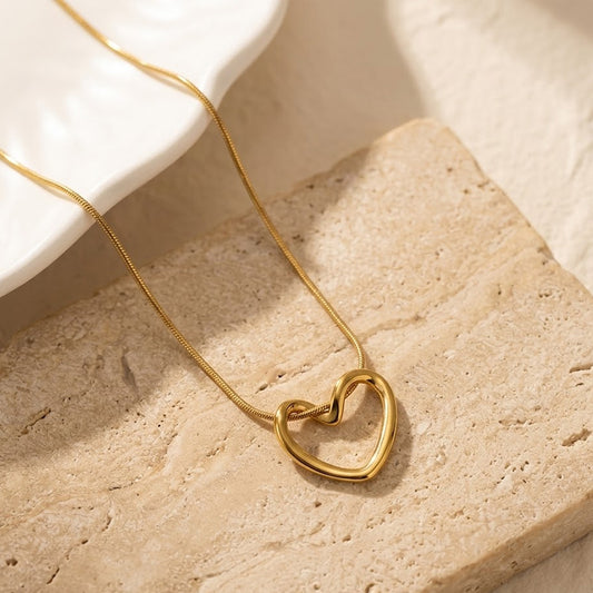 Minimal Heart Pendant Necklace